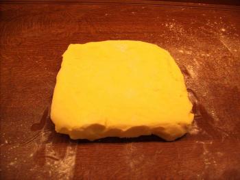Butter, mit  Mehl vermengen und kalt stellen.jpg