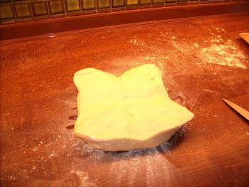 Mit Mehl, Butter, Wasser und Salz einen glatten Teig herstellen.jpg