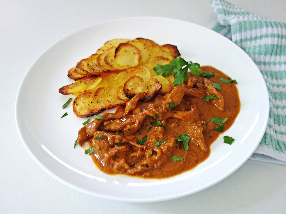 Schweinegeschnetzeltes mit Paprika Tomatensoße von wichtel Chefkoch