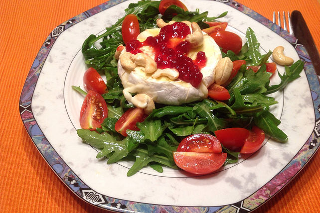 Gebackener Camembert An Honig Senf Sauce Mit Rucola Tomaten Salat Von