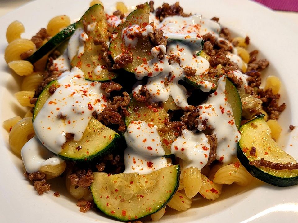 Hackfleisch Zucchini Pfanne Auf Nudeln Mit Knoblauch Und Joghurt Von