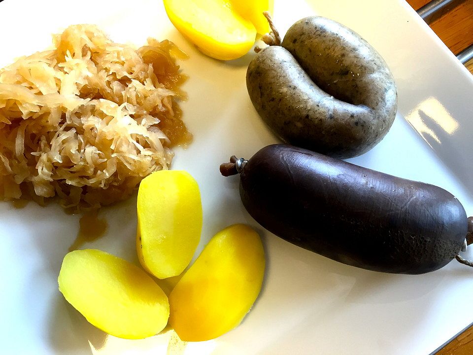 Blut Und Leberwurst Gr Stl Mit Sauerkraut Und Pellkartoffeln Von