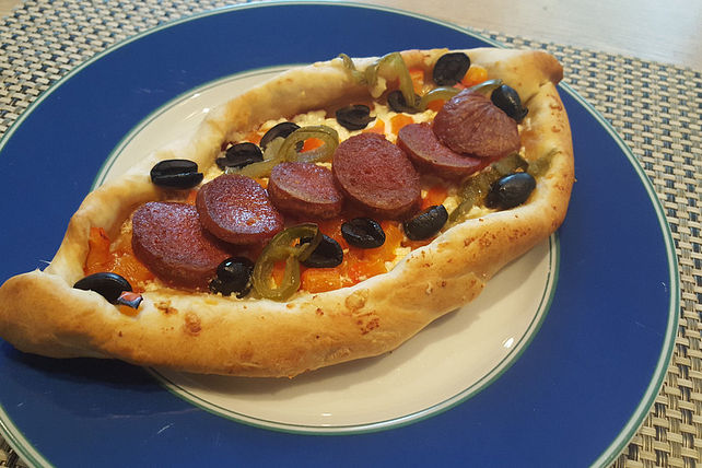 Pide mit Käse und Sucuk Chefkoch