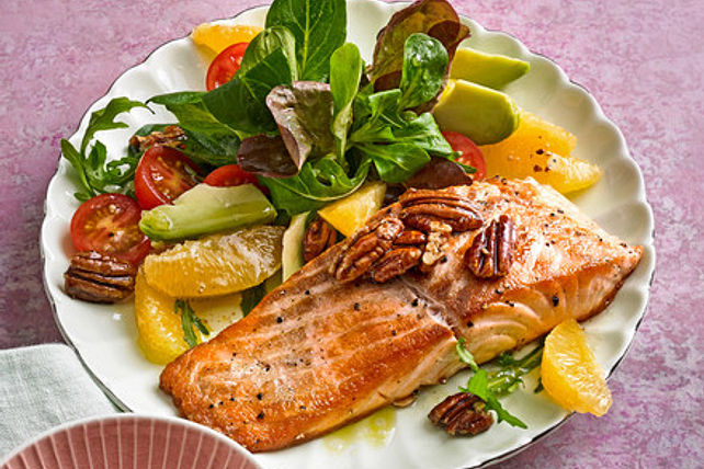 Kross Gebratener Lachs Mit Einem Orangen Pekannuss Salat Von