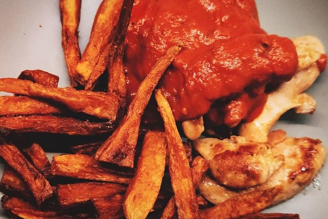 S Kartoffelpommes Mit Gebratenen H Hnchenstreifen In Tomaten Sahneso E