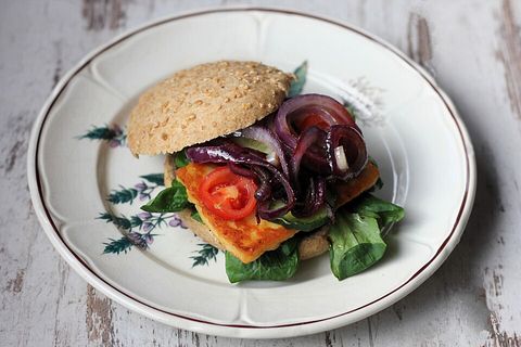 Vegetarischer Halloumi Burger Mit Knackiger Salatgarnitur Und