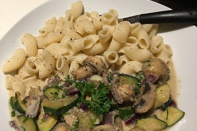 Schnelle vegane Champignon Zucchini Soße mit Dinkelhörnchen von