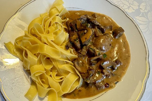 Geschnetzeltes Vom Rinderfilet In Zwiebel Champignon Sahne Sauce Mit