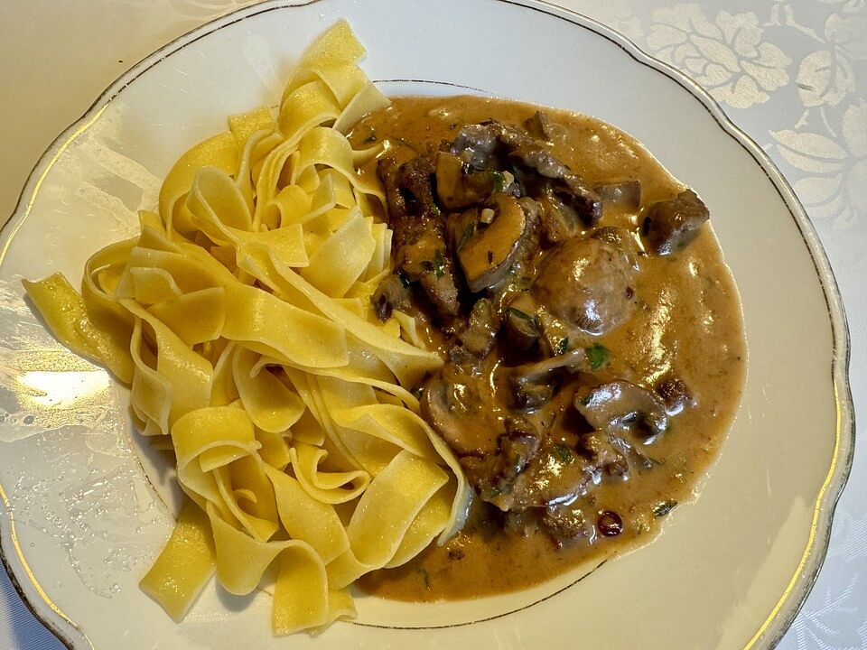 Geschnetzeltes Vom Rinderfilet In Zwiebel Champignon Sahne Sauce Mit