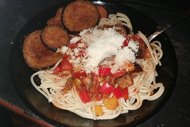 Panierte Auberginen mit Spaghetti und mediterranem Gemüse von