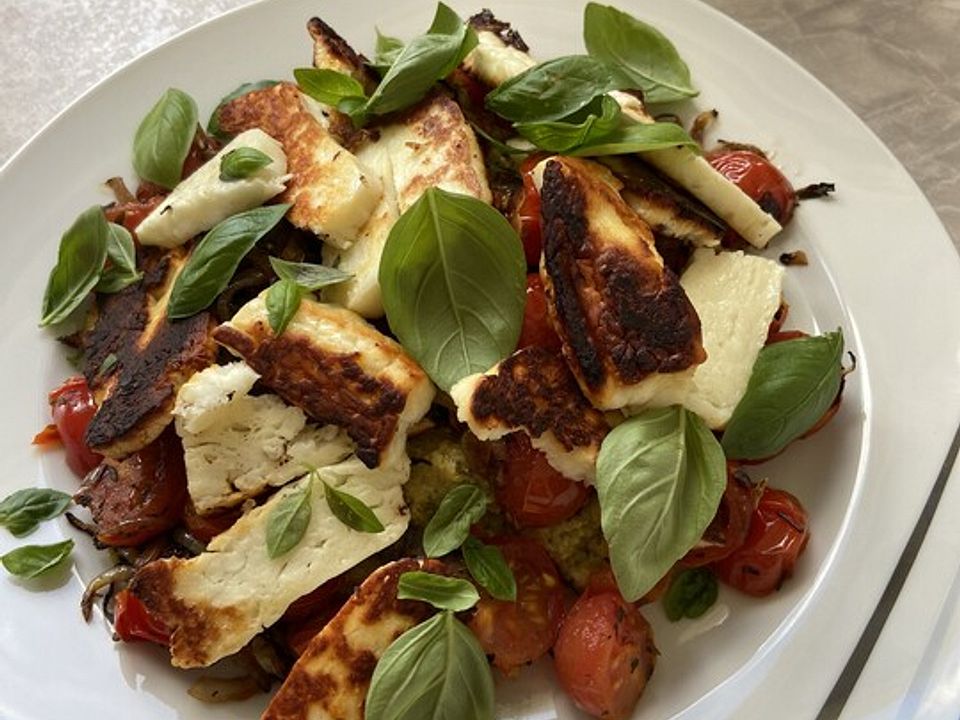 Pesto Parmesan Polenta Mit Geschmolzenen Tomaten Und Halloumi Von