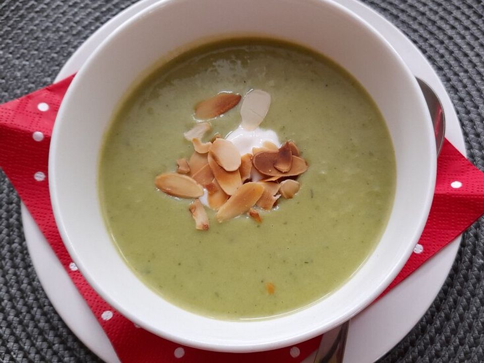 Brokkolisuppe mit gerösteten Mandelsplittern von Gaumenfreund Chefkoch