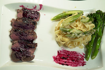 Wilder Italiener Sous vide gegarter Rehrücken mit Blaubeerlack und