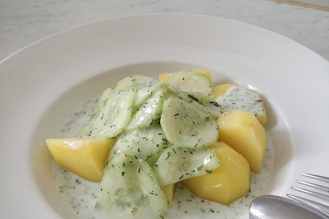 Heiße Kartoffeln mit Gurkensalat von Vermouny Chefkoch