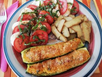 Saitan gebraten ,Zucchini gefüllt mit couscous, und Tomaten Mozzarella