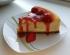 N. Y, Cheesecake mit Erdbeersoße
