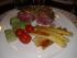 Lammkarree mit Pinienkern-Rosmarin-Kruste, Bärlauchgnocchis, geschmorten Tomaten und Spargel