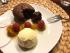 Dessert: Schokokuchen mit flüssigem Kern, Mirabellenkompott, Himbeeren, Vanilleeis