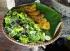 Vietnamesische gefüllte Reismehlfladen und Salat