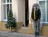 Indianer neben Weihnachtsbaum