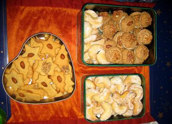 Marzipankekse mit Nuss drauf, Vanillekipferl und Nuss-Zimt-Häufchen