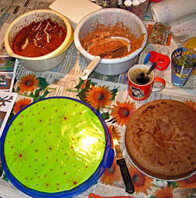 Vorbereitete Wiesen-Tortenplatte mit Mousse au Chocolat-Creme + Amaretto-BC+Buiskit auf Arbeitstisch