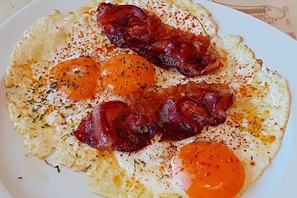 Spiegeleier mit Tomaten und Speck (Bild)