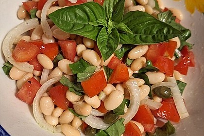 Salat mit weißen Bohnen und Tomaten (Bild)