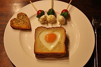 Eier im Toastbrot mit Rosmarin - Butter (Bild)