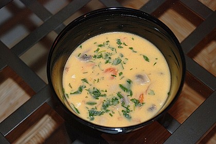 Hühnchensuppe mit Kokosmilch (Bild)