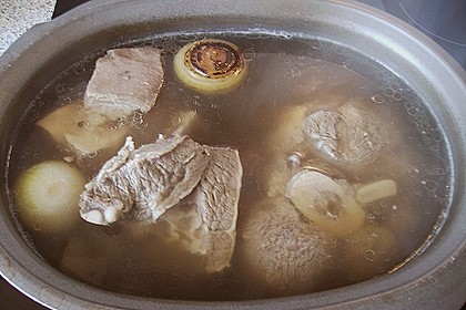 Rindfleischsuppe mit Markklößchen à la Cusana (Bild)