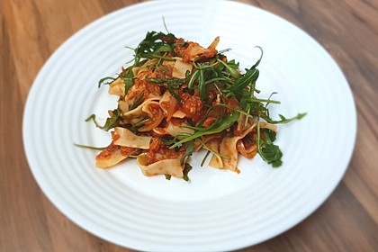 Pasta mit Thunfisch - Tomatensauce und Rucola (Bild)