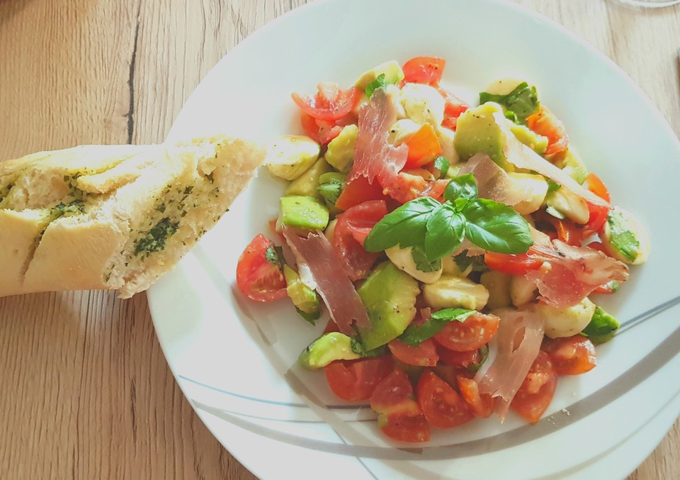 Avocado - Tomaten - Mozzarella - Salat von MrsJenny | Chefkoch