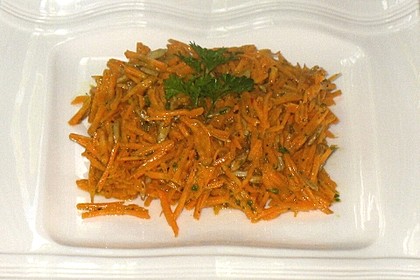 Knackiger Karottensalat mit gerösteten Sonnenblumenkernen (Bild)