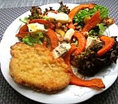 Herbstlicher Salat mit gebratenem Kürbis, karamellisierter Birne, Blauschimmelkäse und Walnüssen (Bild)