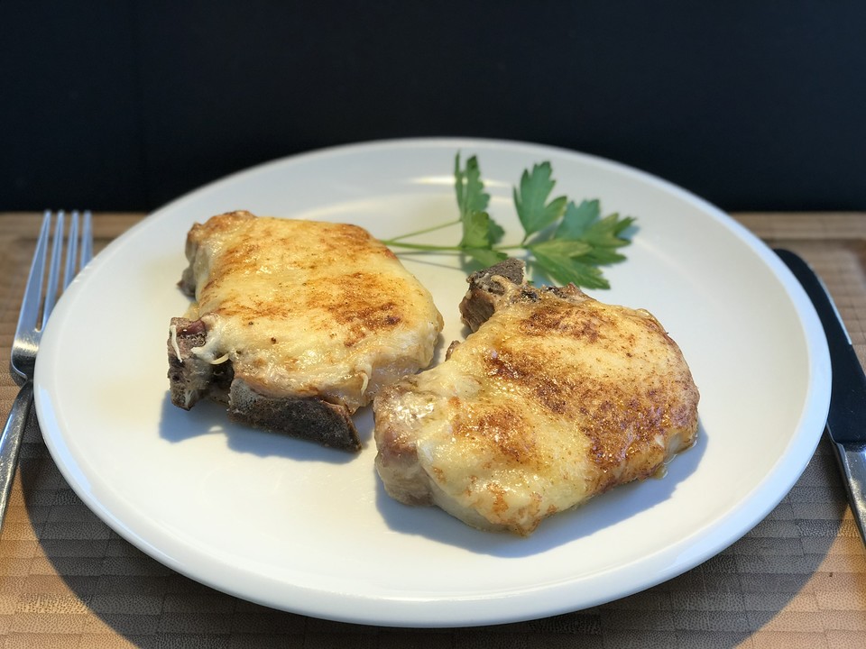 Koteletts mit Käse überbacken von bruzelinchen | Chefkoch