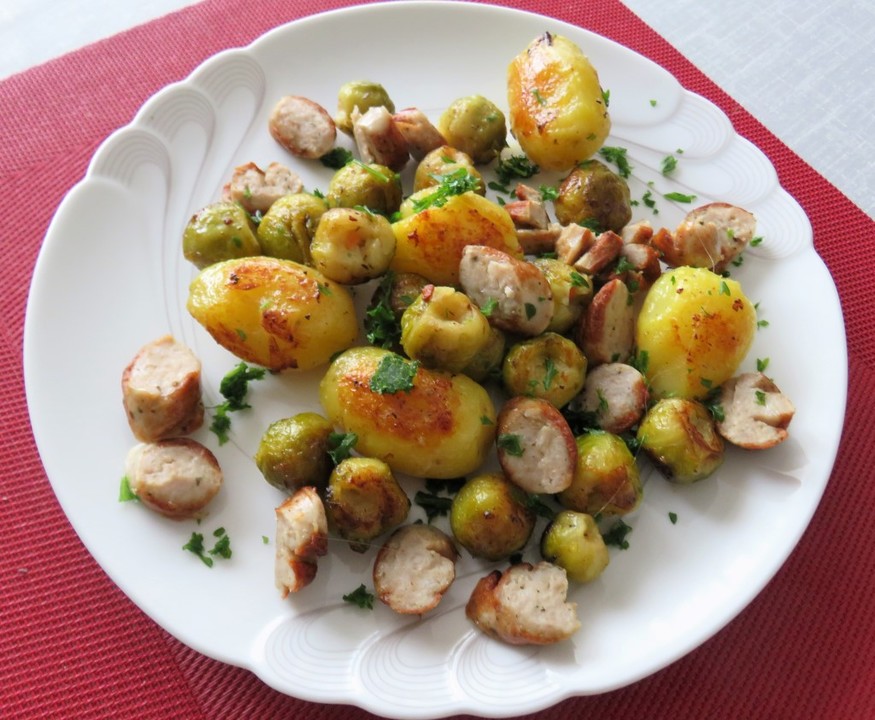 Bratkartoffeln mit Rosenkohl und Bratwurst von AWeinert | Chefkoch