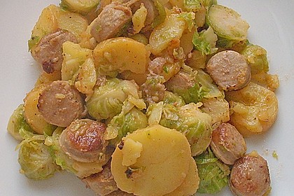 Bratkartoffeln mit Rosenkohl und Bratwurst (Bild)