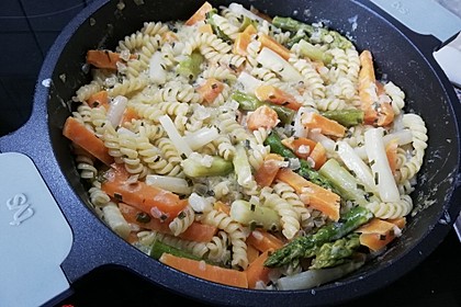 Spaghetti mit grünem Spargel und Kochschinken (Bild)