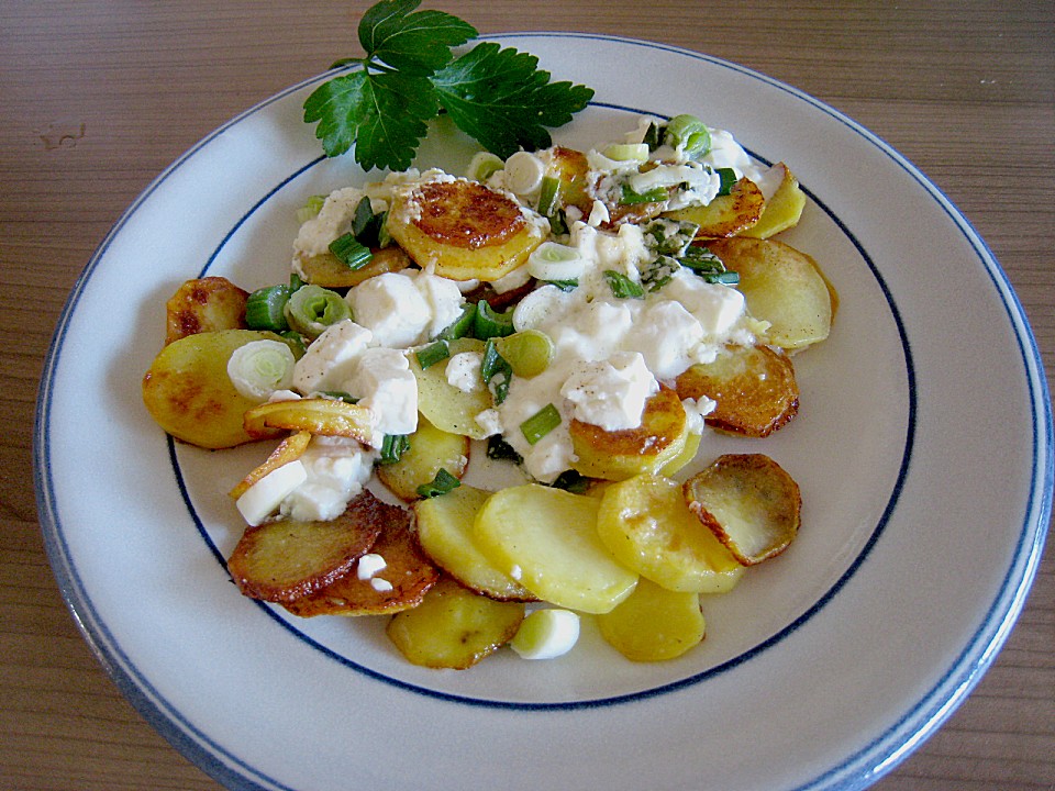 Kartoffelpfanne mit Schafskäse und Lauchzwiebeln von kaeserea | Chefkoch