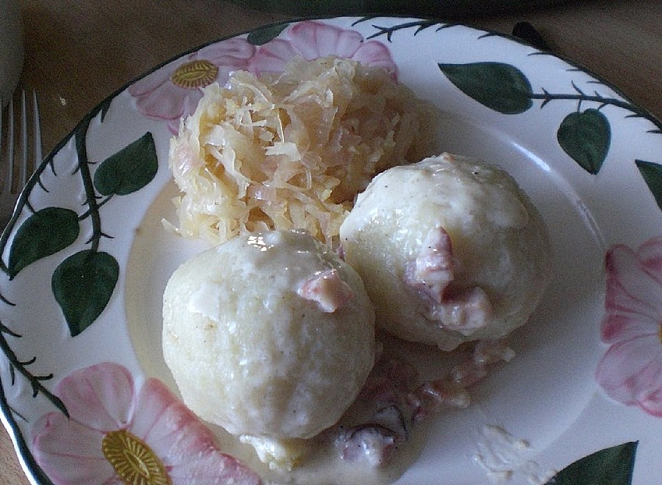 Gefüllte Knödel mit Sauerkraut und Specksoße, als Vorspeise Milchsuppe ...