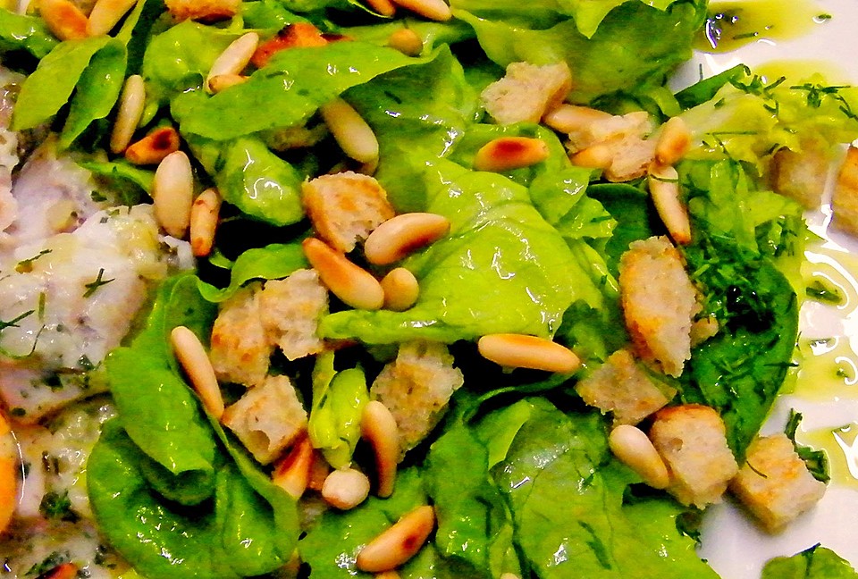 Eichblattsalat mit Pinienkernen und Croûtons von Gilluin | Chefkoch