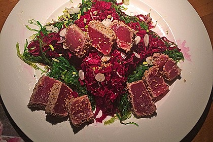 Rotkohlsalat mit Thunfisch und Seealgen (Bild)