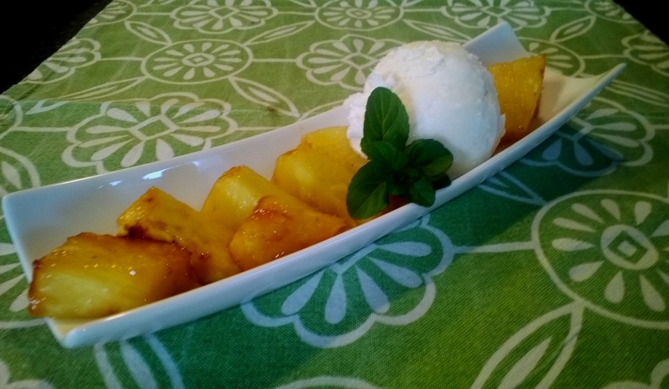 Gegrillte Ananas mit süßer Rumglasur von Kissi | Chefkoch