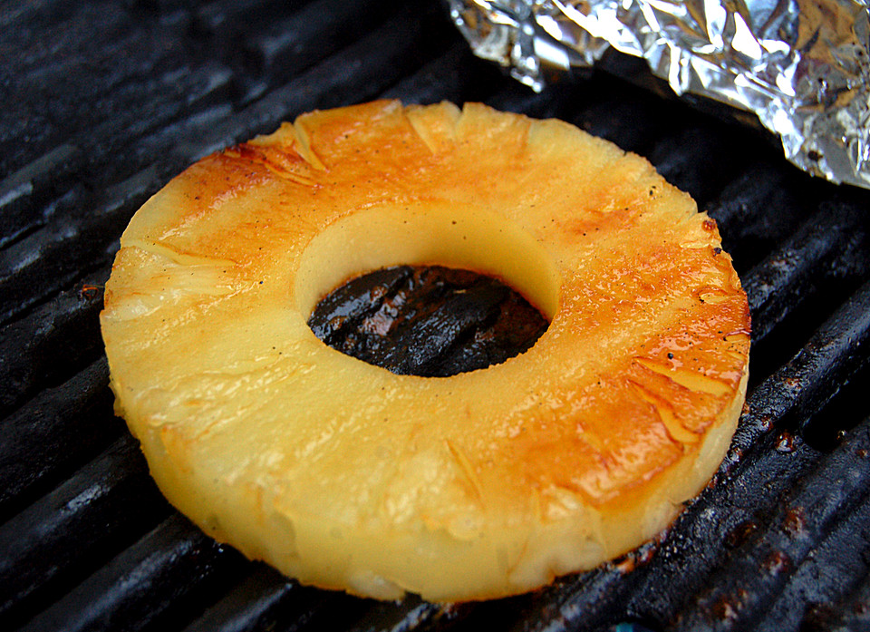 Gegrillte Ananas mit süßer Rumglasur von Kissi | Chefkoch