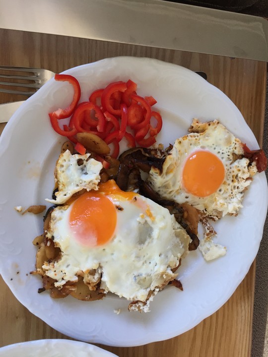 Leberkäse mit Zwiebeln und Spiegelei von susili101 | Chefkoch