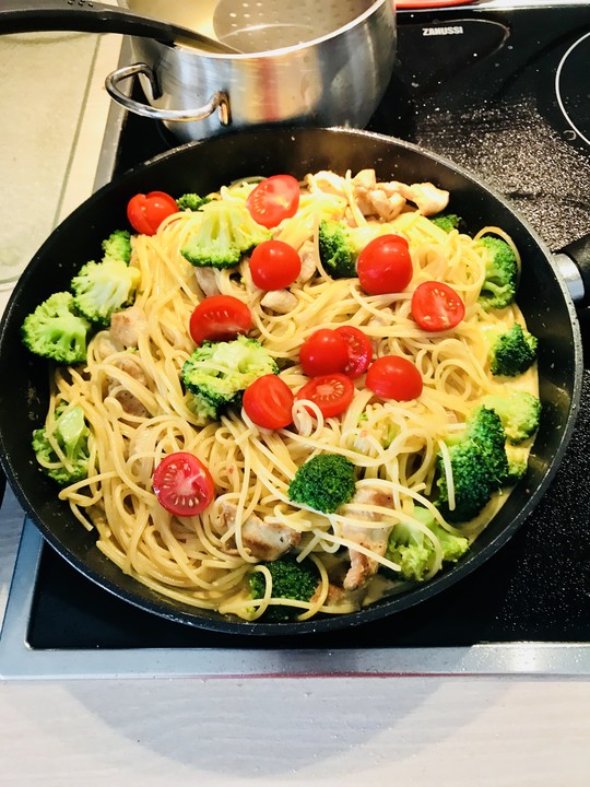 Brokkoli - Nudeln mit Käse - Paprika - Soße von Candeela | Chefkoch