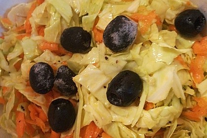Griechischer Spitzkohlsalat mit Möhren und Oliven (Bild)