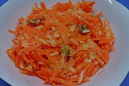 Möhren - Apfel - Salat mit Orangendressing und Walnüsse (Bild)