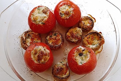 Gefüllte, überbackene Tomaten (Bild)